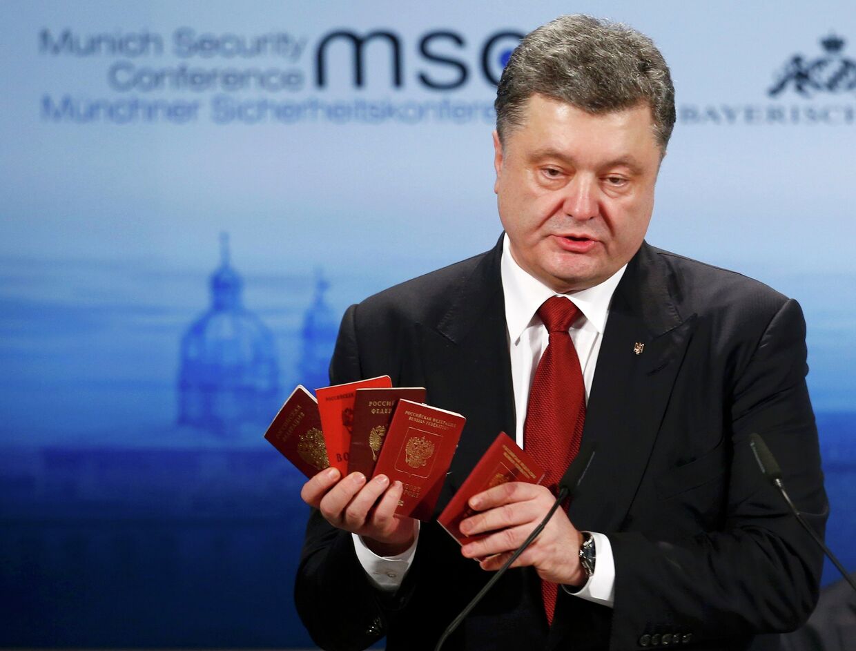 Президент Украины Порошенко  демонстрирует на Мюнхенской конференции паспорт и военный билет, которые якобы принадлежат российским военным