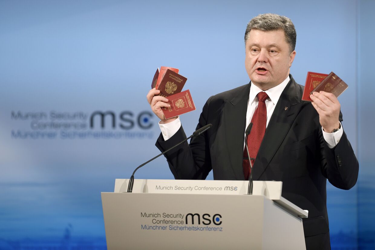 Мюнхенская конференция: Петр Порошенко показывает российские паспорта, якобы принадлежавшие российским военным