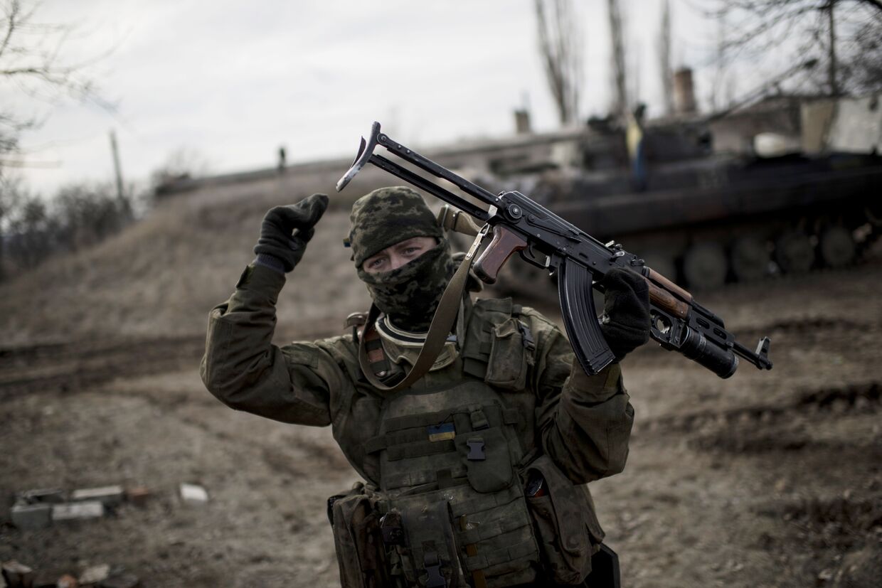 Украинский солдат рядом с Дебальцево