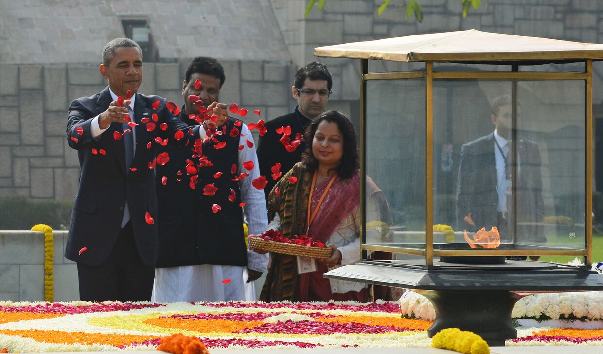 Барак Обама на месте кремации Махатмы Ганди в Нью-Дели