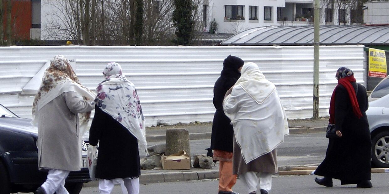 Женщины-мусульманки в пригороде Парижа