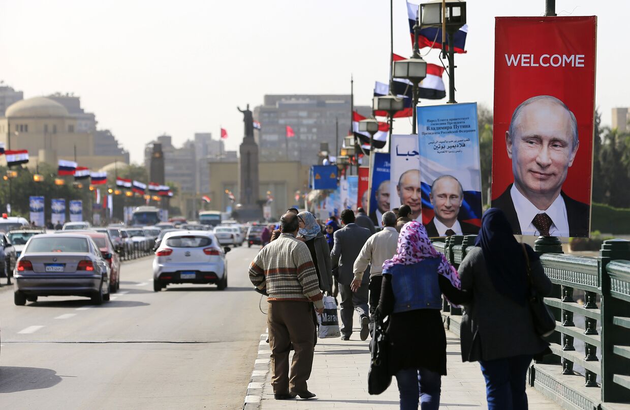 Плакаты с Владимиром Путиным на улице в Каире
