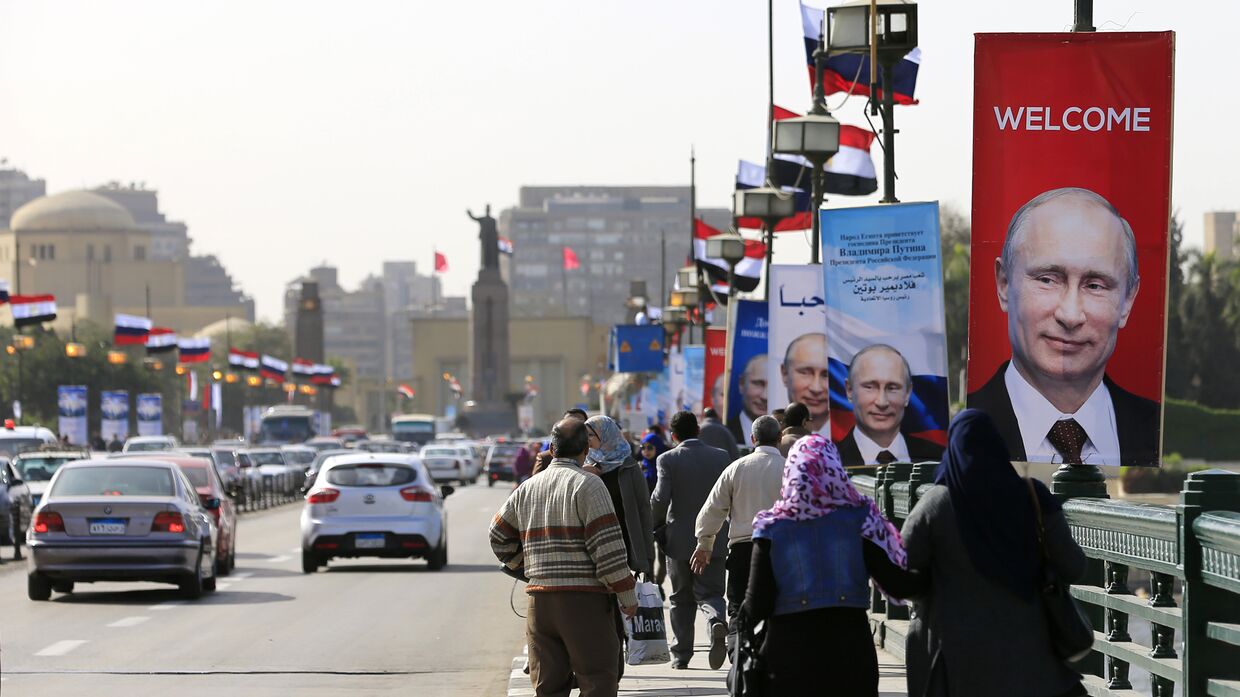 Плакаты с Владимиром Путиным на улице в Каире