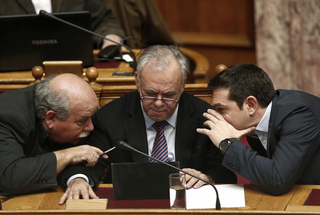Премьер-министр Греции Алексис Ципрас разговаривает с вице-премьером Яннисом Драгасакисом и Никосом Вуцисом перед своей первой речью в парламенте