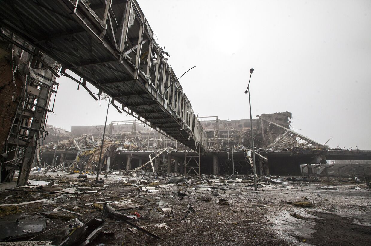 Разрушенное здание аэропорта в Донецке