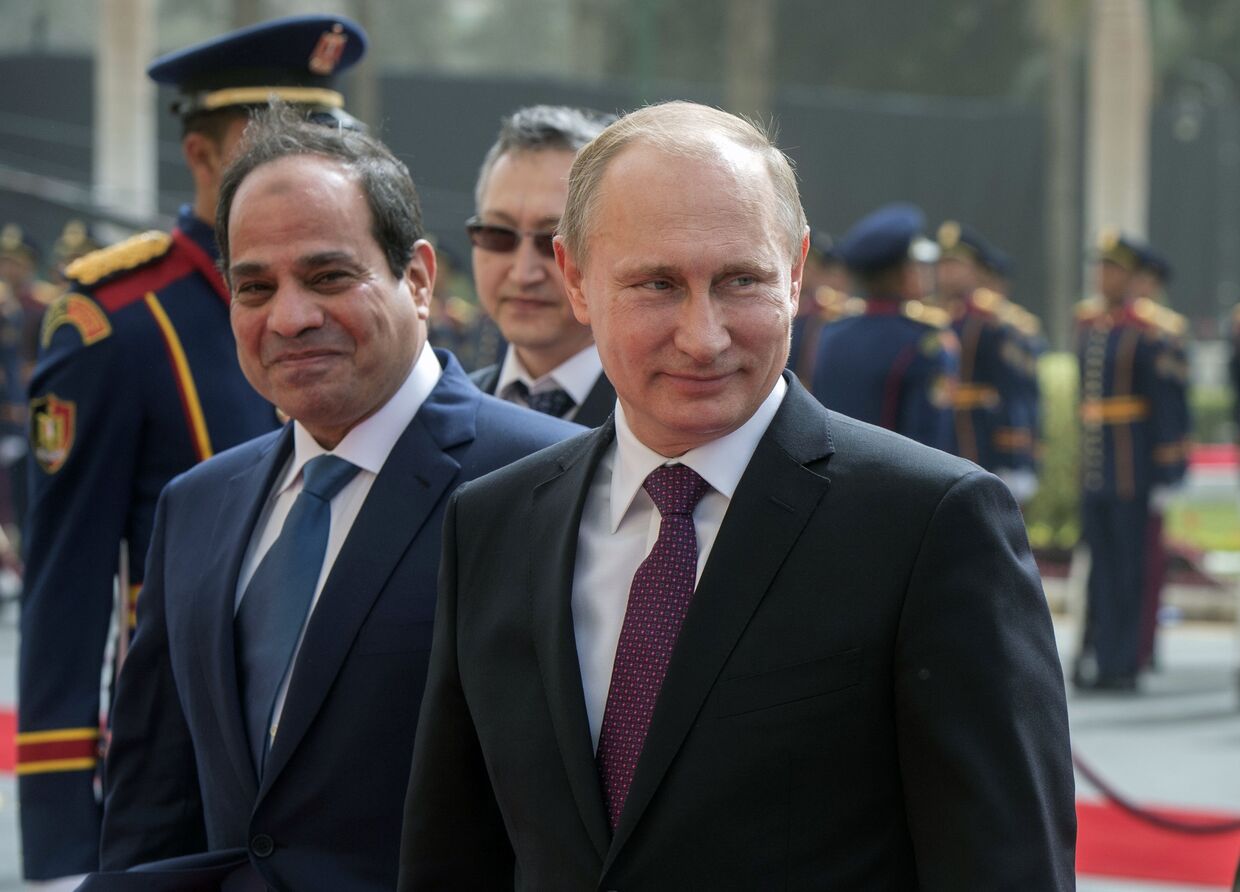 Президент России Владимир Путин и президент Египта Абдель Фаттах Ас-Cиси во время церемонии официальной встречи в Каире