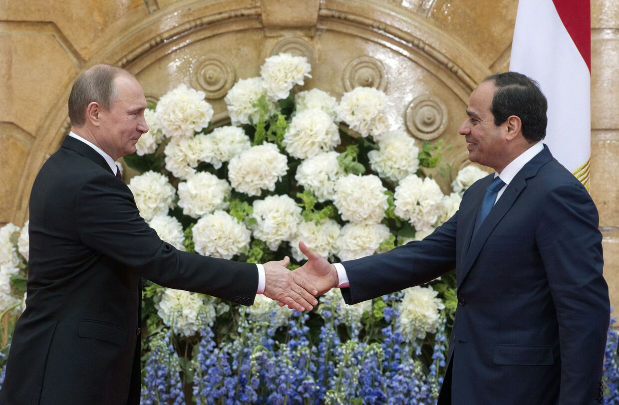 Президент России Владимир Путин и президент Египта Абдель Фаттах Ас-Cиси во время совместного заявления для прессы по итогам российско-египетских переговоров в Каире