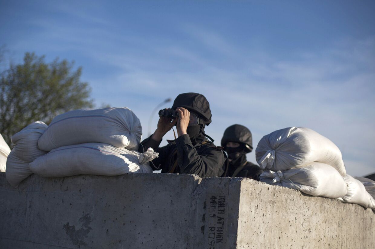 Отряд специального назначения украинской армии на блокпосту рядом с Донецком, апрель 2014 г.