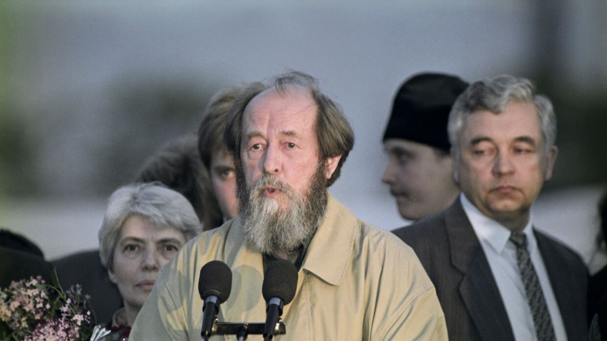 Н. Солженицына и А. Солженицын во Владивостоке