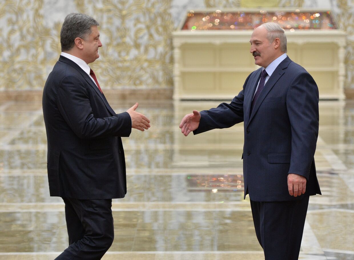 Президент Украины Петр Порошенко и президент Белоруссии Александр Лукашенко во время встречи во Дворце независимости в Минске