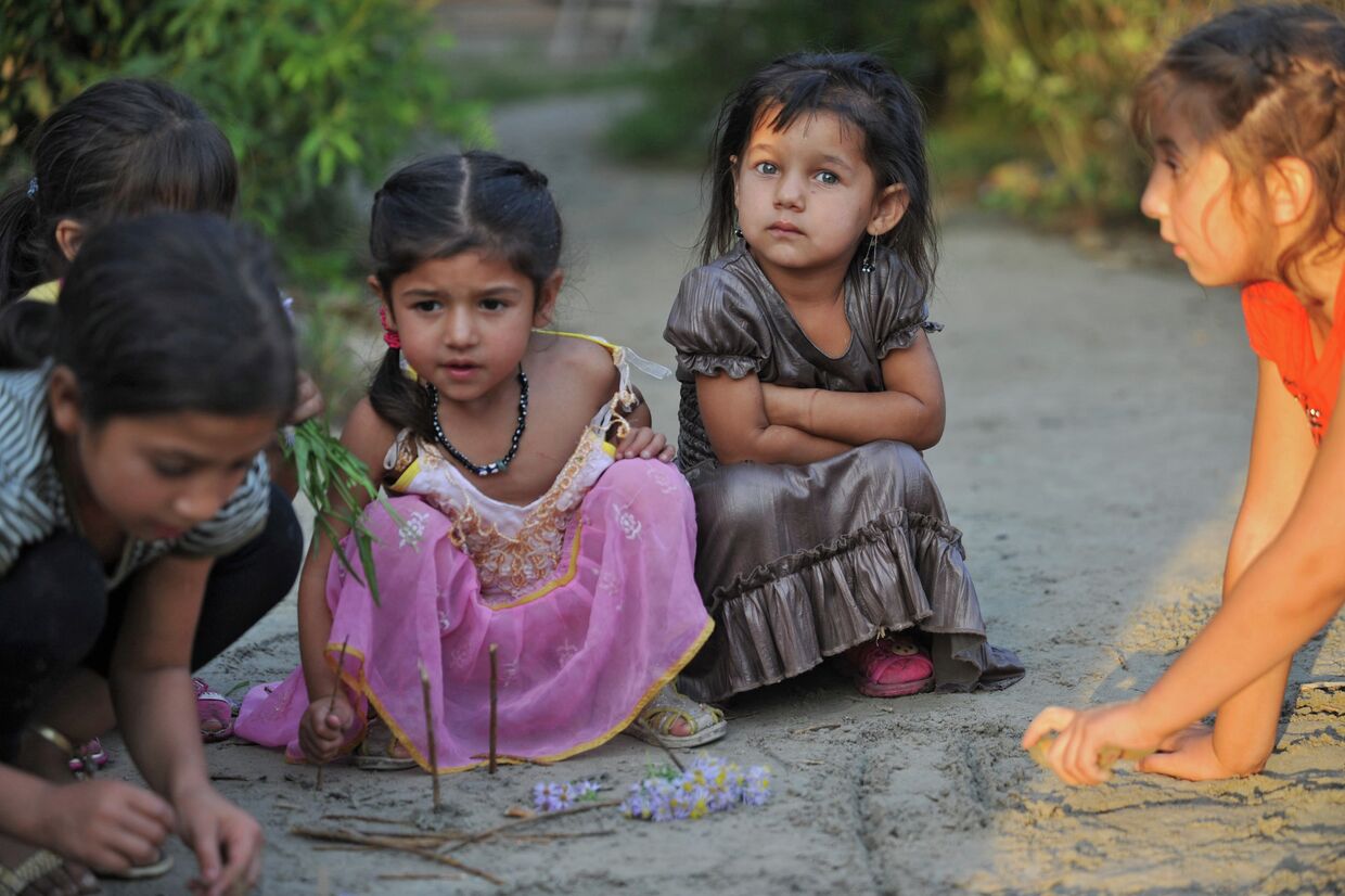 Дети из табора молдавских цыган