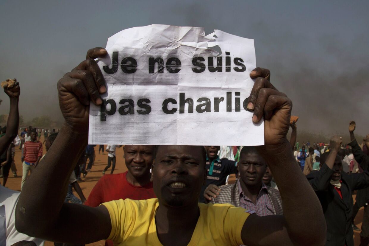 Протестующий в Нигере с плакатом Я - не Шарли