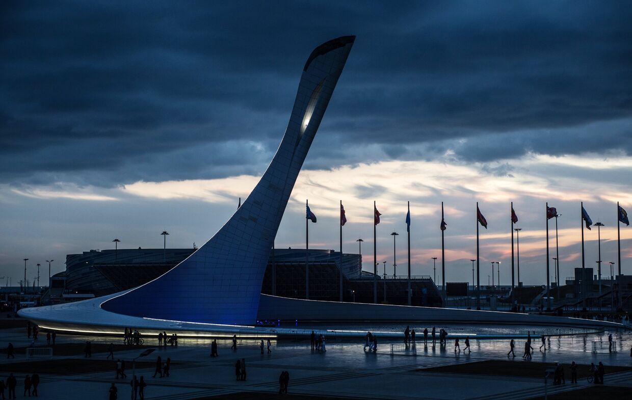 Чаша Олимпийского огня во время открытия скульптурной композиции Стена чемпионов Игр в Сочи