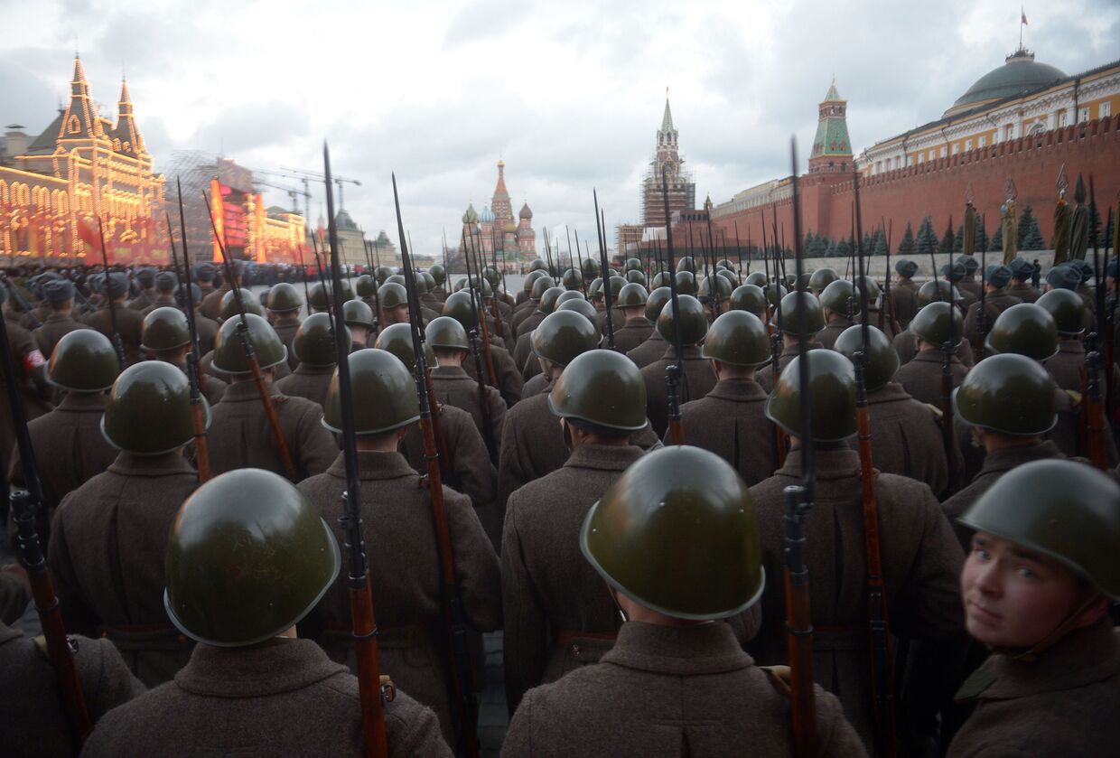 Репетиция торжественного марша, посвященного легендарному параду 1941 года на Красной площади