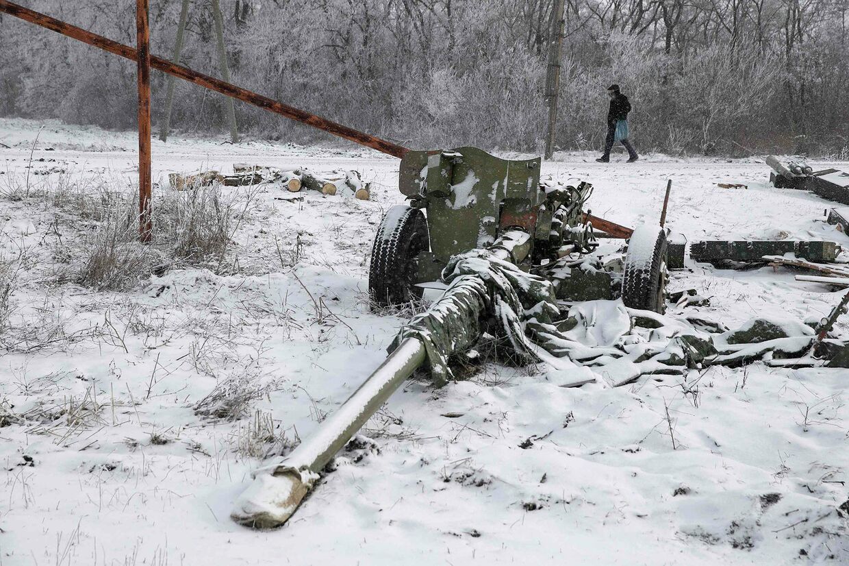 Разбитая пушка украинской армии в городе Углегорск, западнее Дебальцево