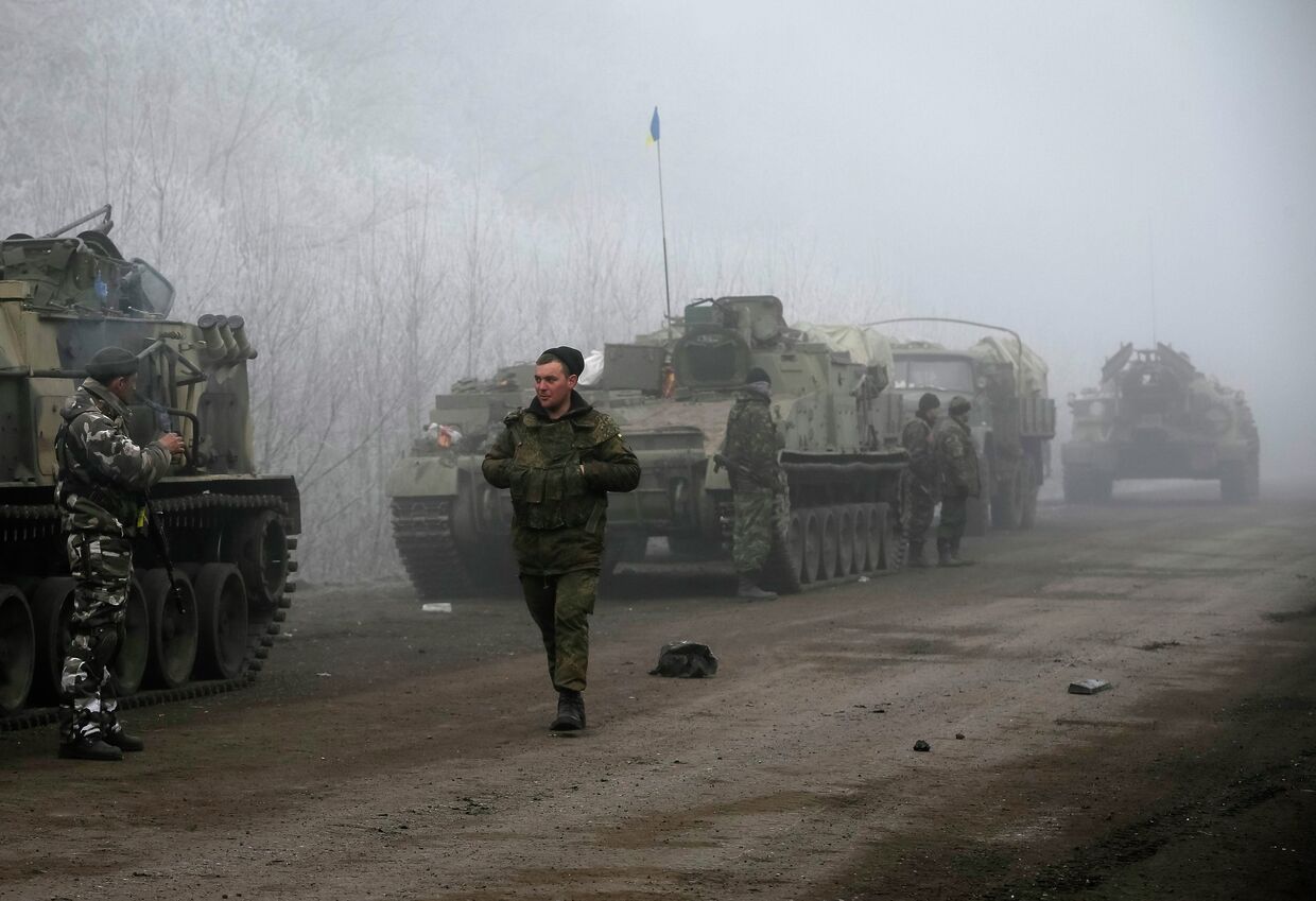 Колонна украинской военной техники возле Дебальцево