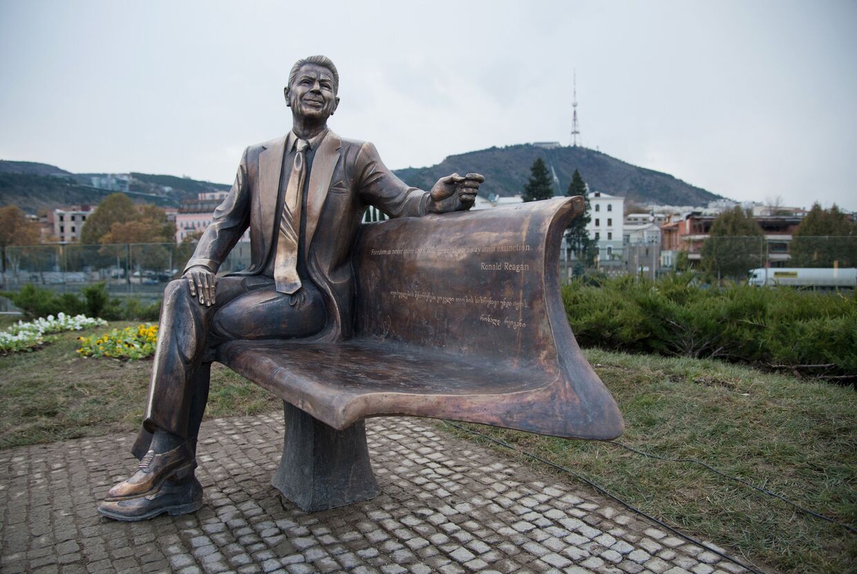 Памятник Рональду Рейгану в Тбилиси