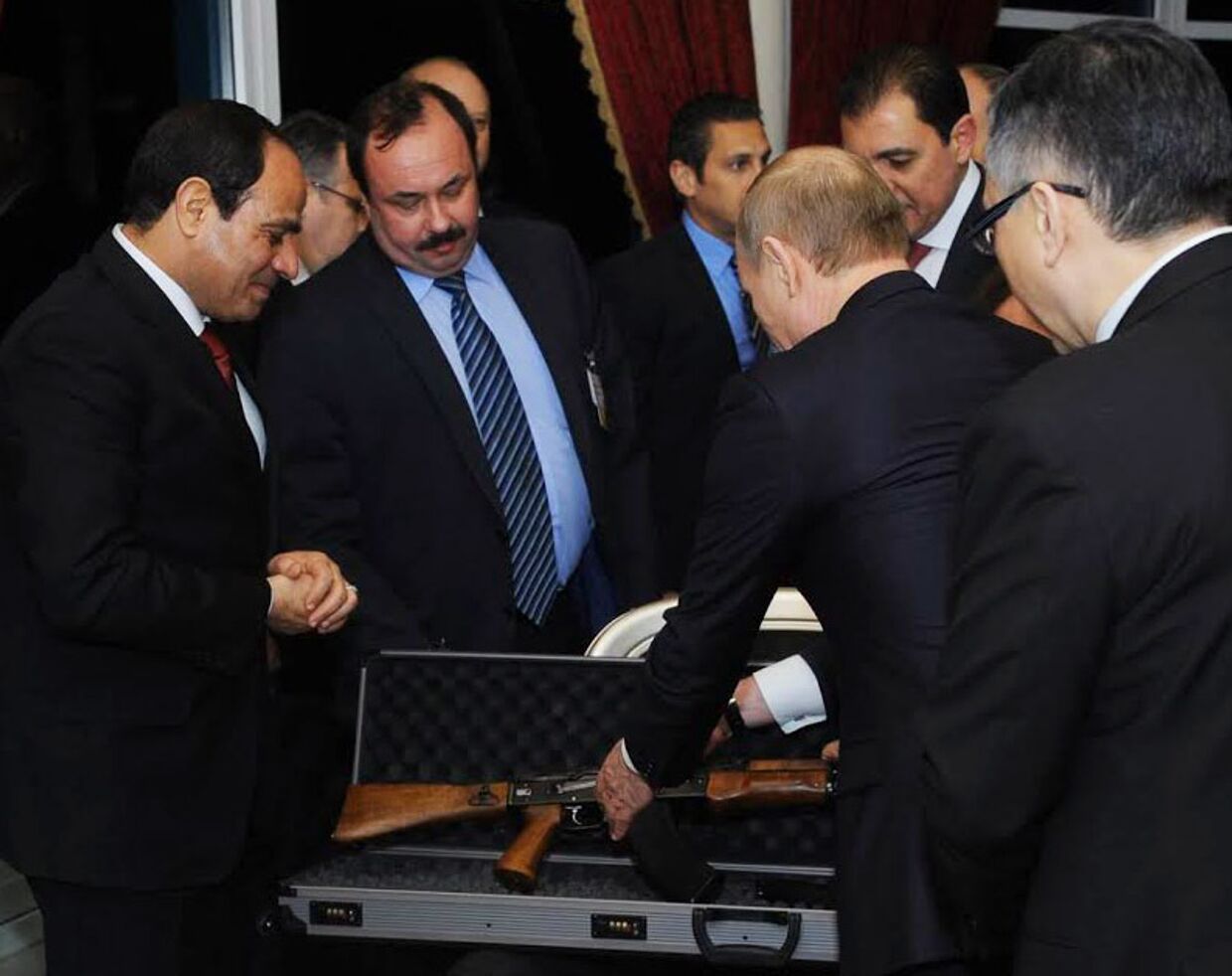 Президент России Владимир Путин дарит автомат Клашникова президенту Египта Абдель Фаттах ас-Cиси во время встречи в Каире