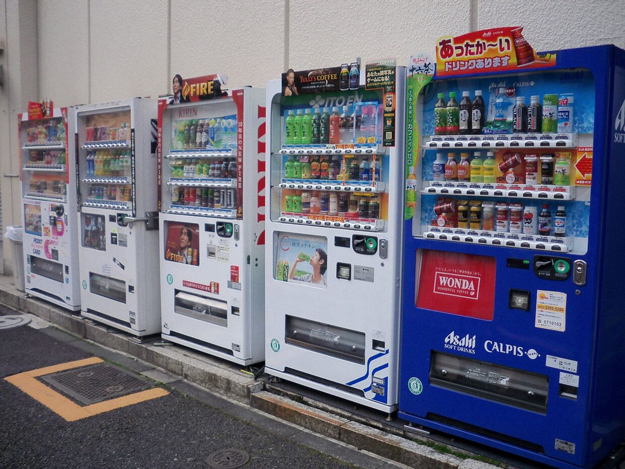 Вендинговые аппараты на улице Токио, Япония