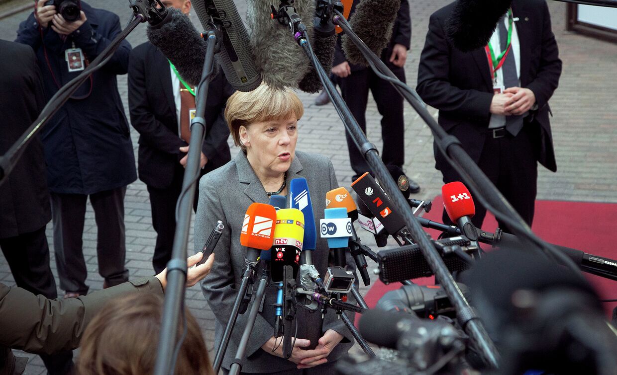 Канцлер Германии Ангела Меркель общается с журналистами перед саммитом ЕС в Брюсселе
