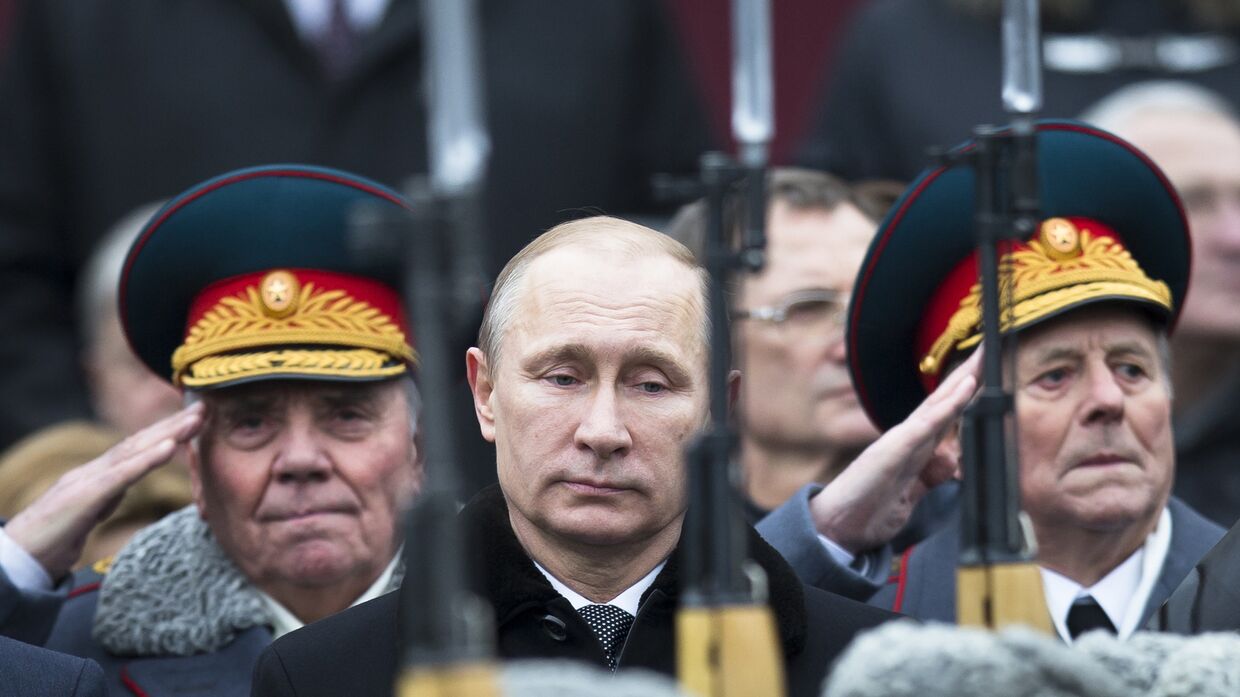 Владимир Путин на церемонии возложения венка к Могиле Неизвестного солдата во время празднования Дня защитника отечества в Москве