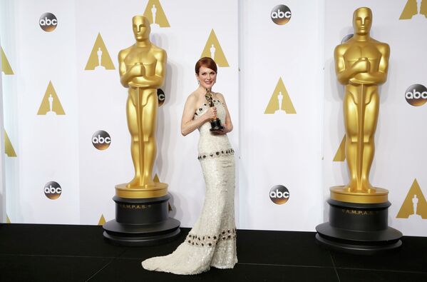 Джулианна Мур позирует с Оскаром на церемонии вручения премии в Голливуде