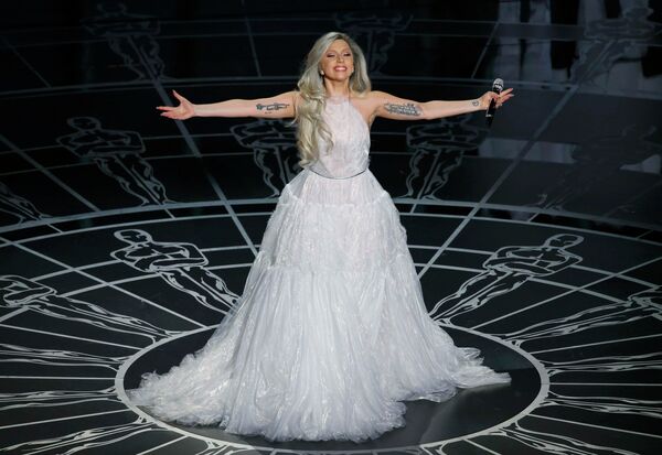 Леди Гага во время выступления на церемонии вручения премии Оскар
