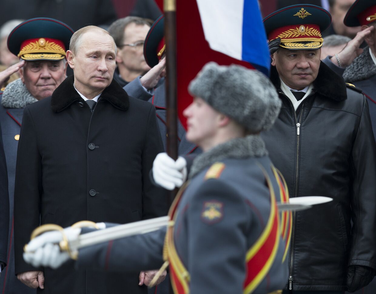 Владимир Путин и Сергей Шойгу на праздновании Дня защитника Отечества в Москве