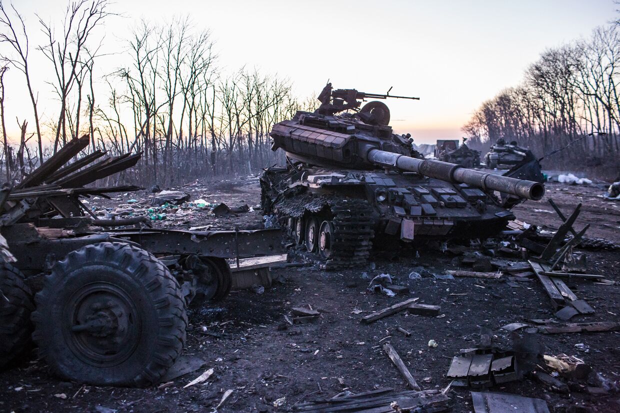 Уничтоженный танк на улице Дебальцево
