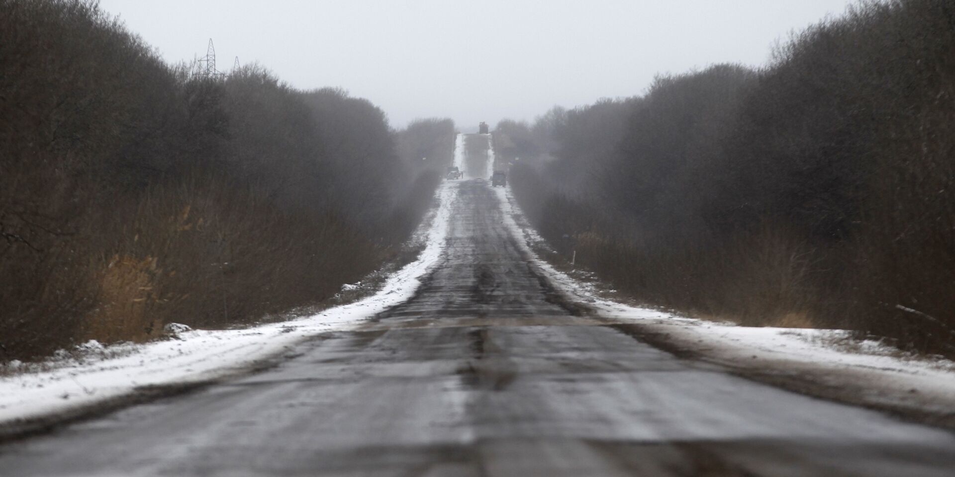 Дорога пошла получше. Дорога на Дебальцево. Фото заминированных дорог. Разрушенный Артемовск.