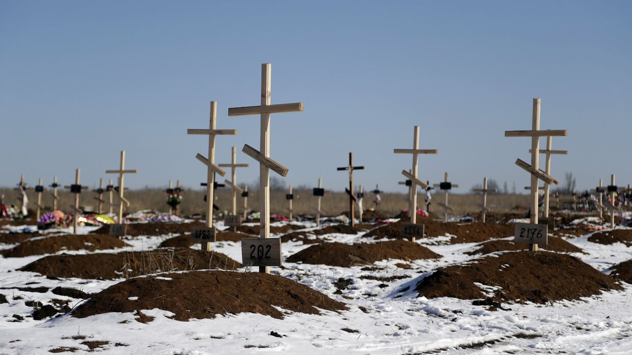 Могилы ополченцев в деревне Моспино под Донецком