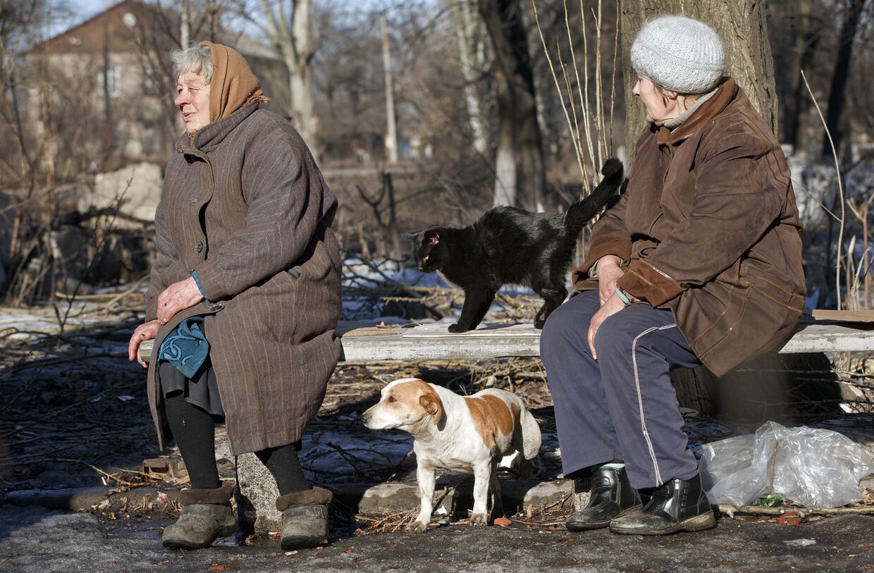 Пожилые женщины в Дебальцево