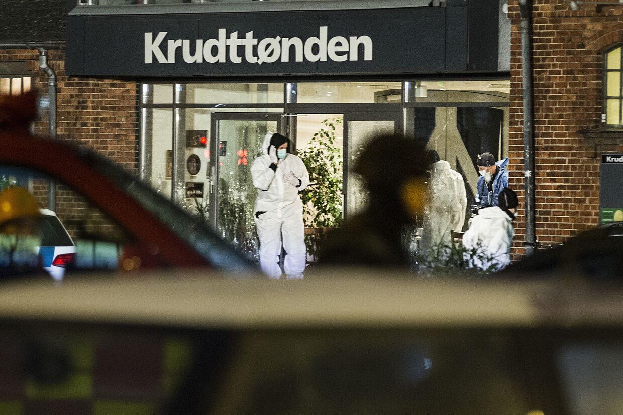 Эксперты работают на месте стрельбы в Копенгагене