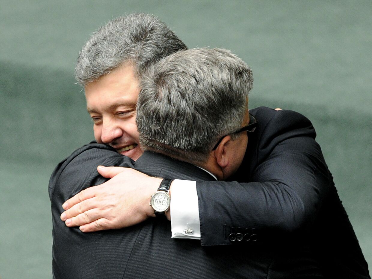 Президент Украины Петр Порошенко обнимает президента Польша Бронислава Коморовского во время визита в Варшаву