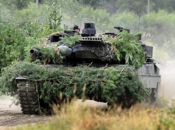 Танк «Леопард» во время учений на базе Вайскассель в Германии Танк «Леопард» во время учений на базе Вайскассель в Германии