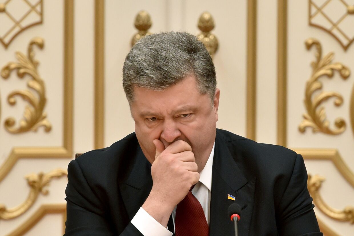Петр Порошенко зевает во время встречи с лидерами России, Германии и Франции в Минске