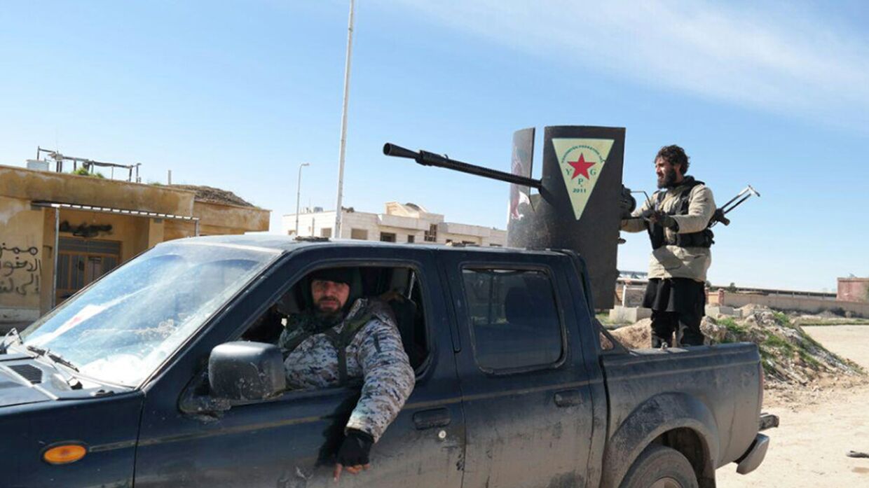 Боевики Исламского государства в автомобиле, захваченном у курдов во время боя в Таль-Тамр