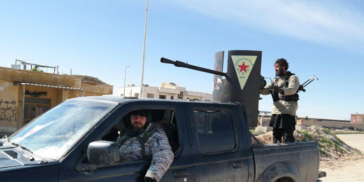 Боевики Исламского государства в автомобиле, захваченном у курдов во время боя в Таль-Тамр