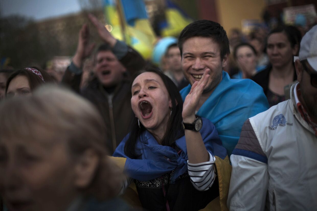 Люди кричат антироссийские слоганы на акции в Донецке, апрель 2014 года
