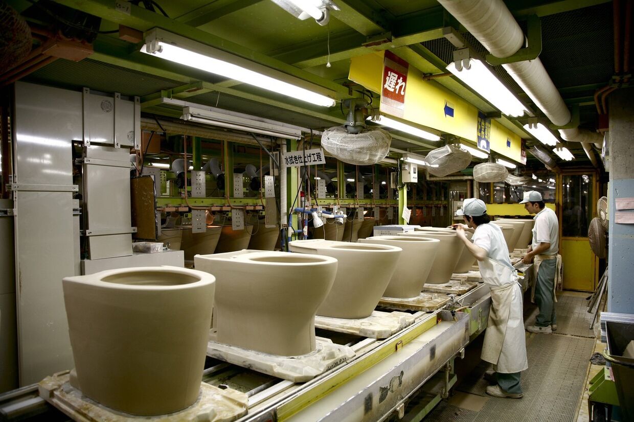 Производство унитазов в Китакюсю, Япония