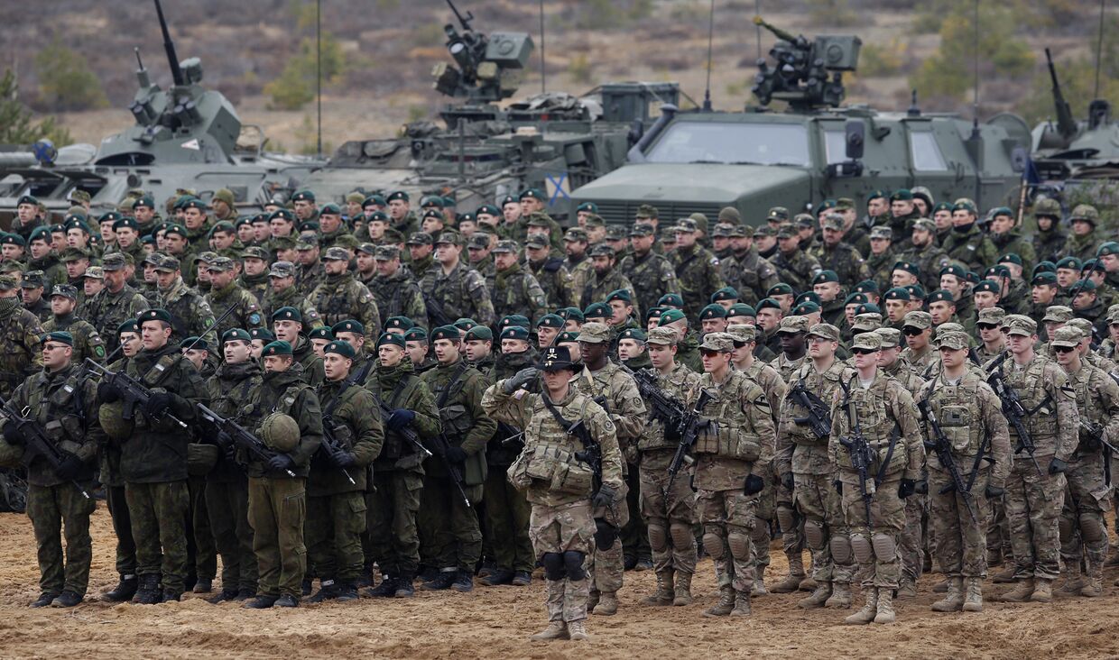 Литовские (слева) и американские солдаты во время учений НАТО Iron Sword 2014 неподалеку от Вильнюса