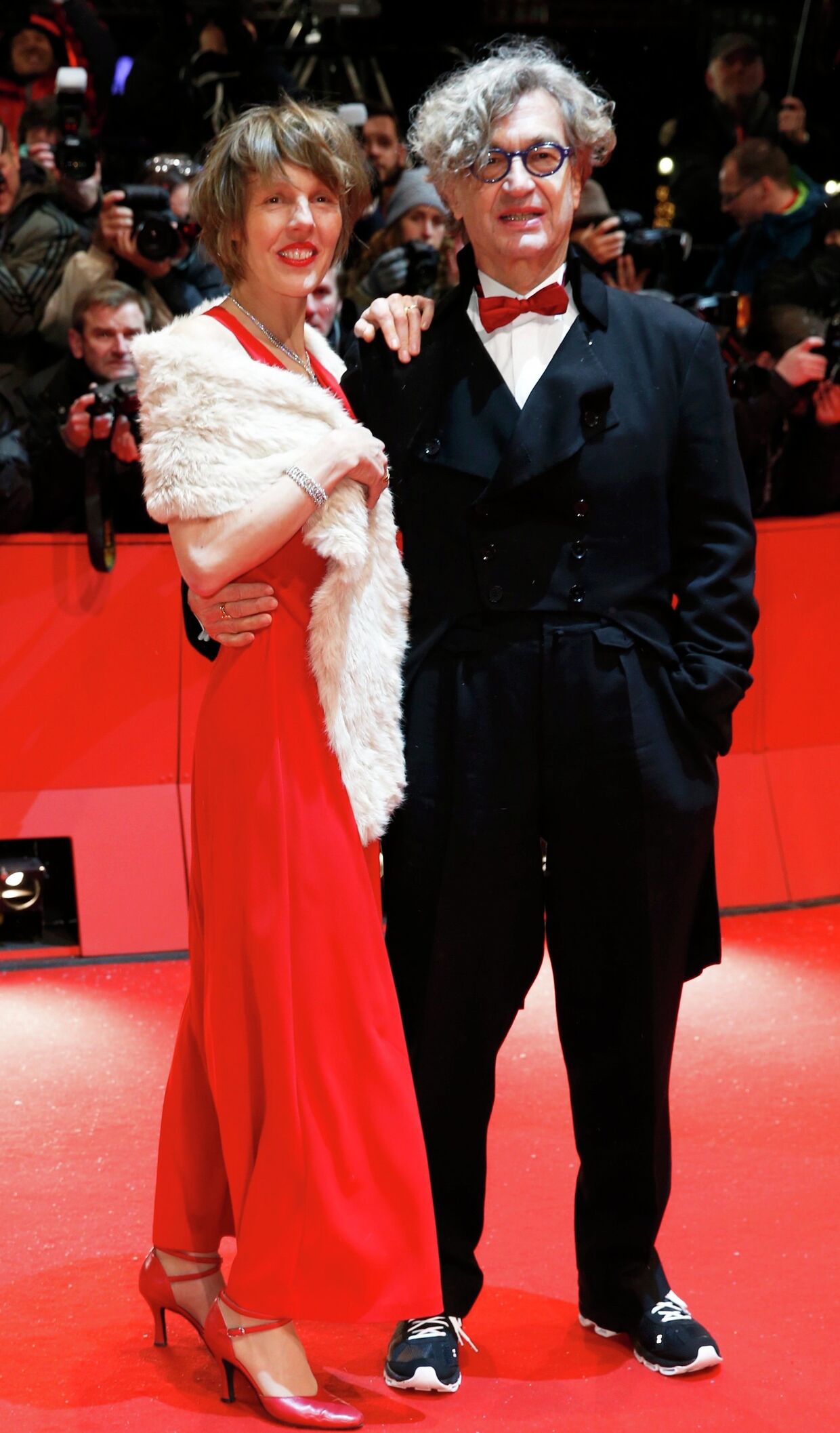 Германский кинорежиссер Вим Вендерс с женой на церемонии открытия Берлинского кинофестиваля 2013 года