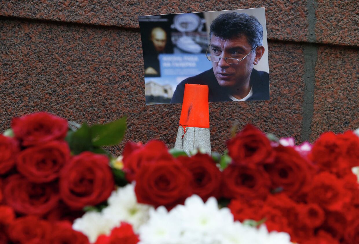 Горожане возлагают цветы на месте убийства политика Бориса Немцова