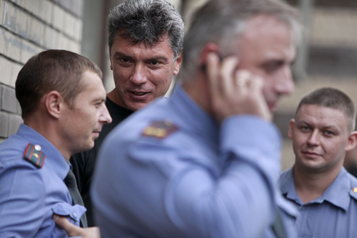 Сопредседатель движения «Солидарность» Борис Немцов, обвиняемый в неподчинениии милиции, после заседания в одном из подразделений Пресненского суда