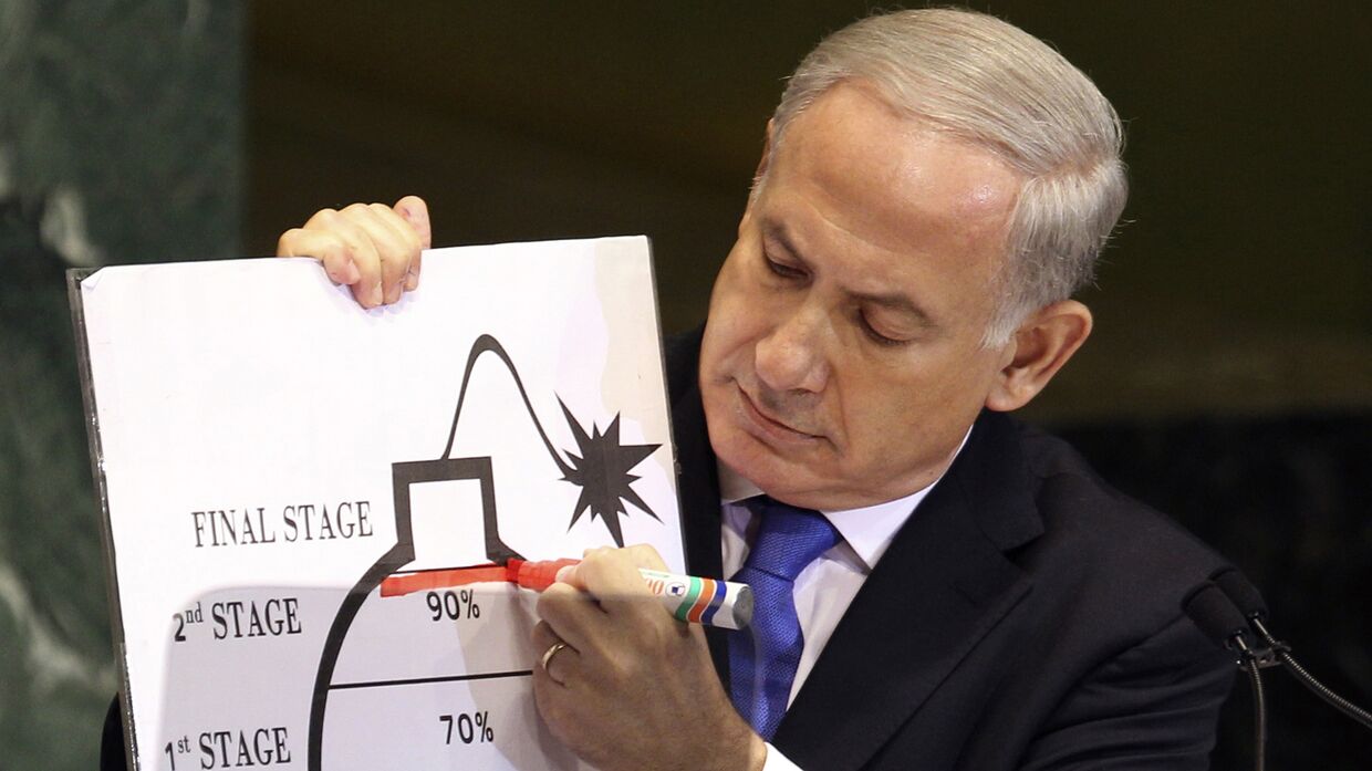 Премьер-министр Израиля Биньямин Нетаньяху демонстрирует схему атомной бомбы