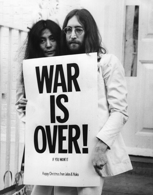 Джон Леннон и Йоко Оно протестуют против войны во Вьетнаме