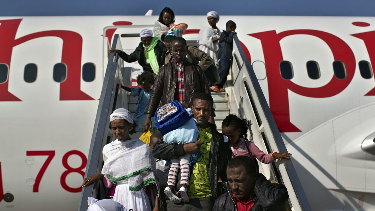 Иммигранты из Эфиопии в аэропорту Тель-Авива
