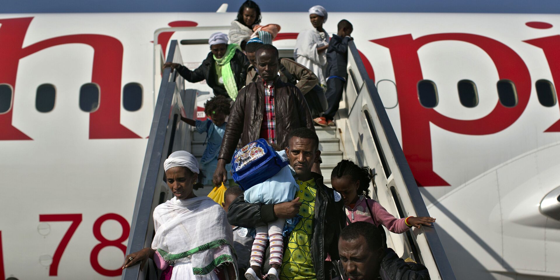 Иммигранты из Эфиопии в аэропорту Тель-Авива - ИноСМИ, 1920, 04.08.2023