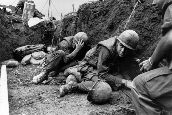 Американские солдаты укрываются в окопе во время битвы на холме Тимоти