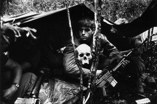 Американские солдаты в лагере в джунглях